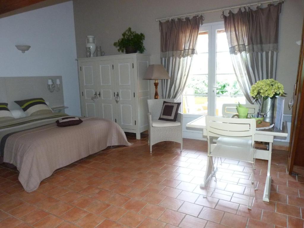 Le Mas Du Pere La Motte  Room photo